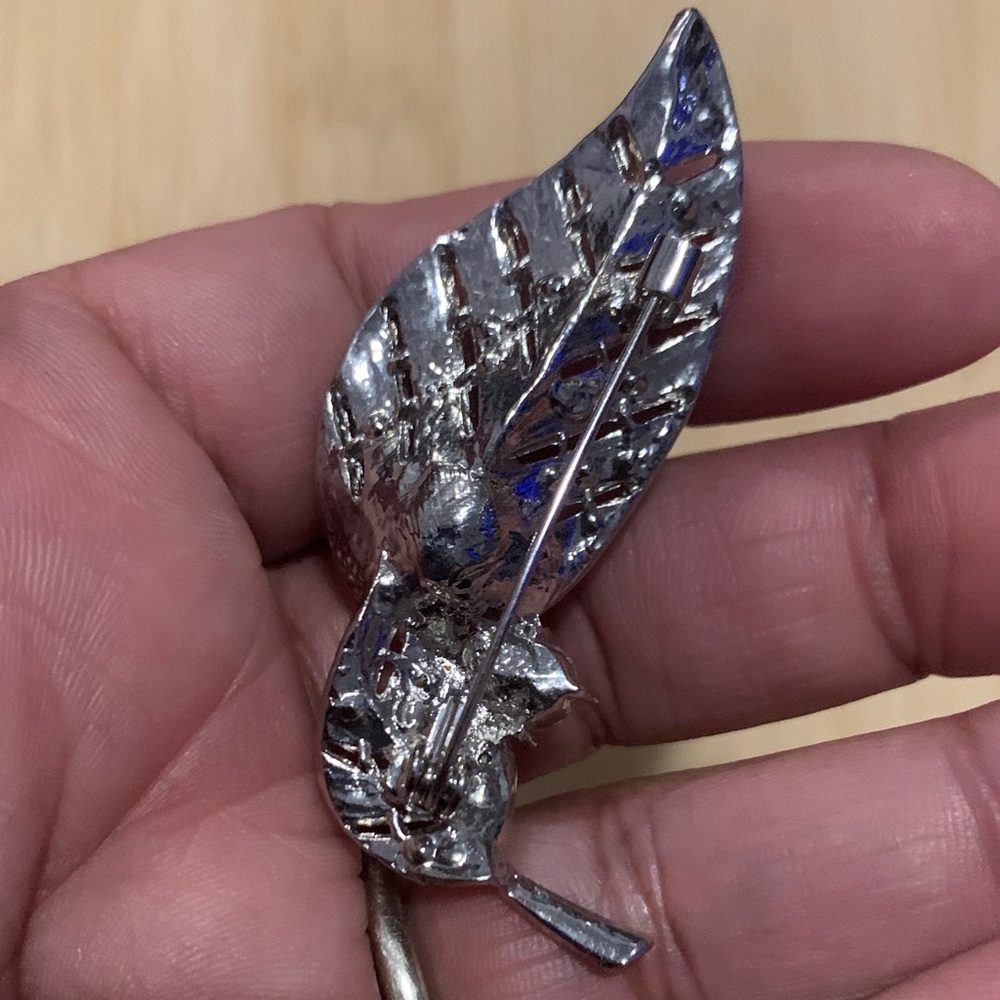 Elegant Silver Sparkly Leaf Pearl Brooch - Picture 3 of 4